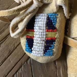 Kathy Andersen (Blackfeet) – Babymoccasins mit Beadwork