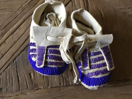 Pearl Blue Lakes Bearing (Lakota) – Babymoccasins mit Quill