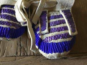 Pearl Blue Lakes Bearing (Lakota) – Babymoccasins mit Quill