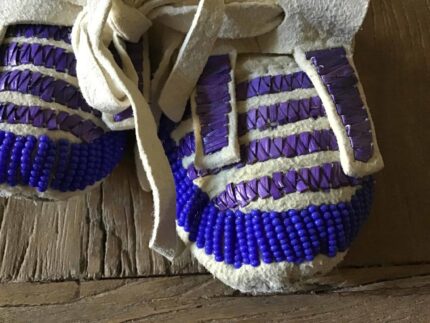 Pearl Blue Lakes Bearing (Lakota) – Babymoccasins mit Quill