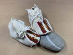Robert Trujilla (Taos Pueblo) - weisse Babymoccasins